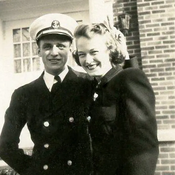 A black and white photo of a young couple on Syracuse university's campus.