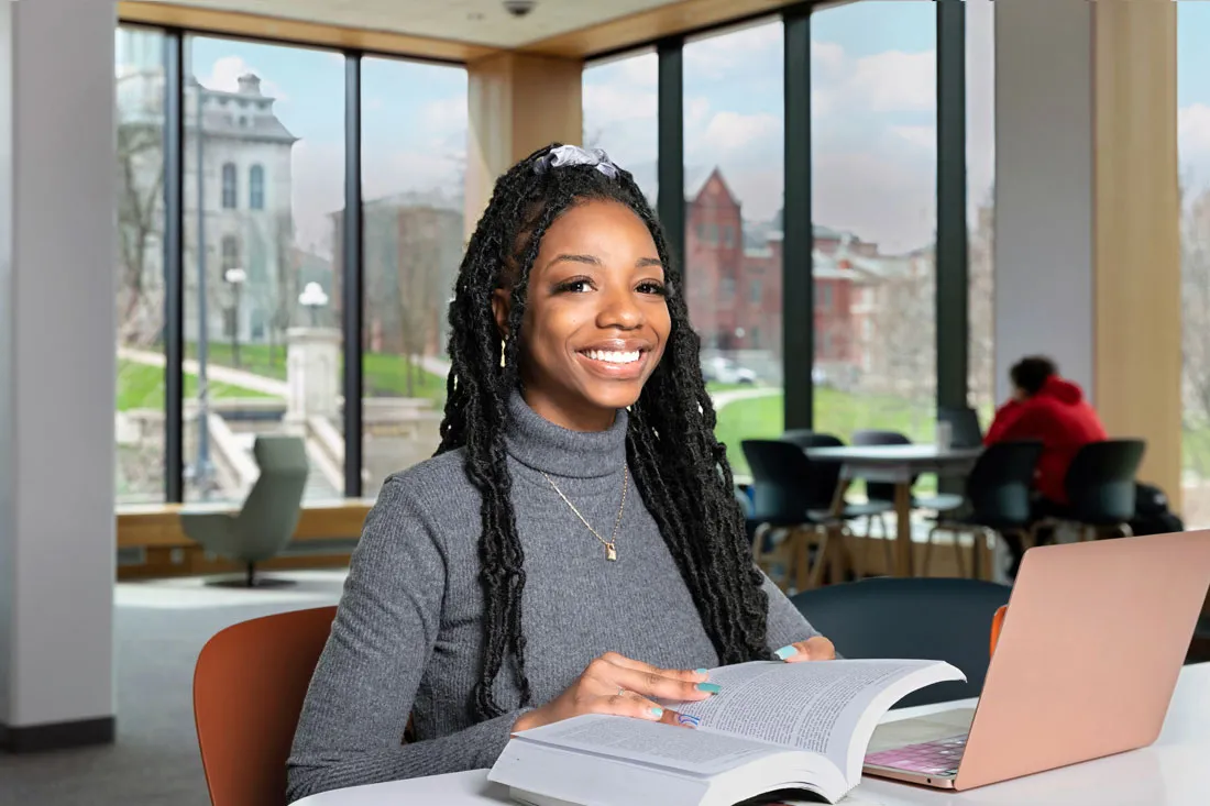 Ashanti Hunter ’22 working on computer at Syracuse University.