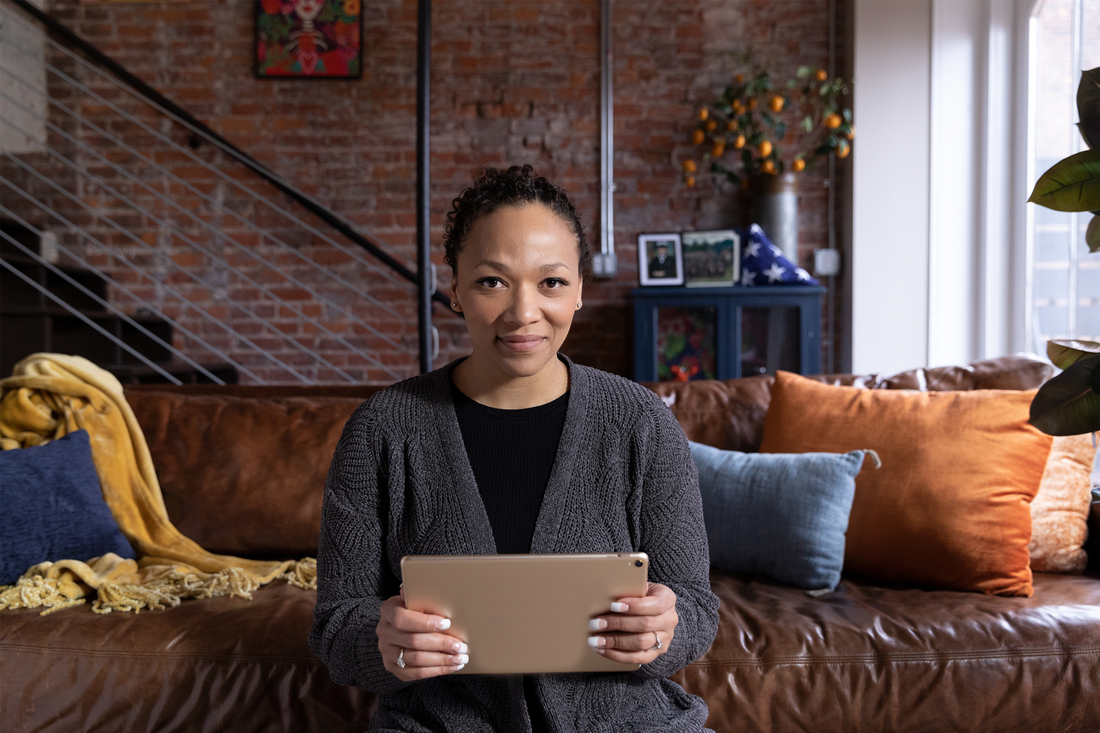 Nadia Morris-Mitchell ’24 working on her Syracuse University Online degree from home.