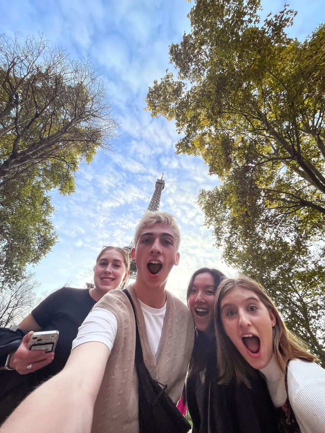 Nathan Bobeck ’26 with other friends in Syracuse Florence program standing in front of the Eiffel Tower while visiting Paris.