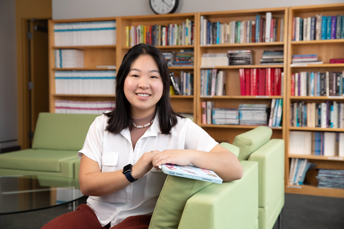 Isabella Hong '22 sitting.