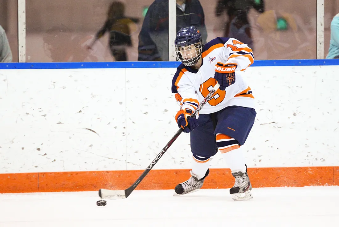 Melissa Piacentini '16 playing for the Syracuse University women's ice hockey team.