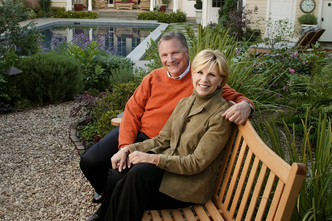 Howard G. “Howie” Phanstiel ’70, G’71 and his wife, Louise Phanstiel, sitting on a bench.