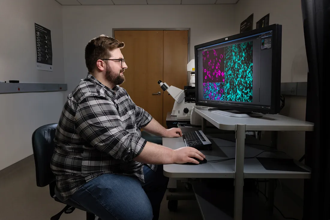 Jonah Da Silva ’24 looks at 3D image in computer screen.