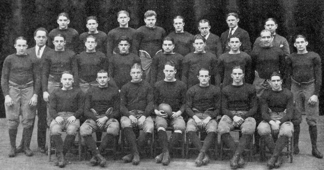 The 1923 Syracuse University football team standing together for a picture.