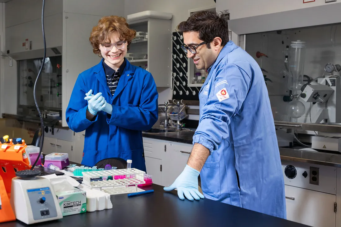 Researchers working in a lab toghether.