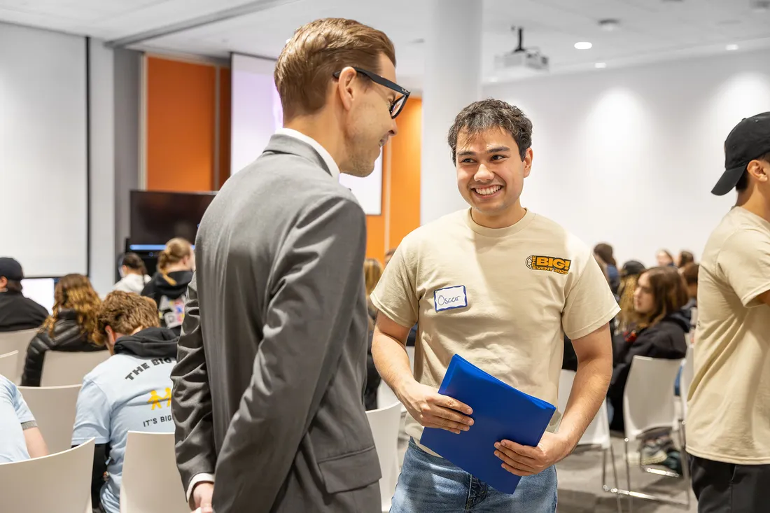 A student talking to the Dean of Hendrick's Chaple at the Orange Seeds Kick Off Event.