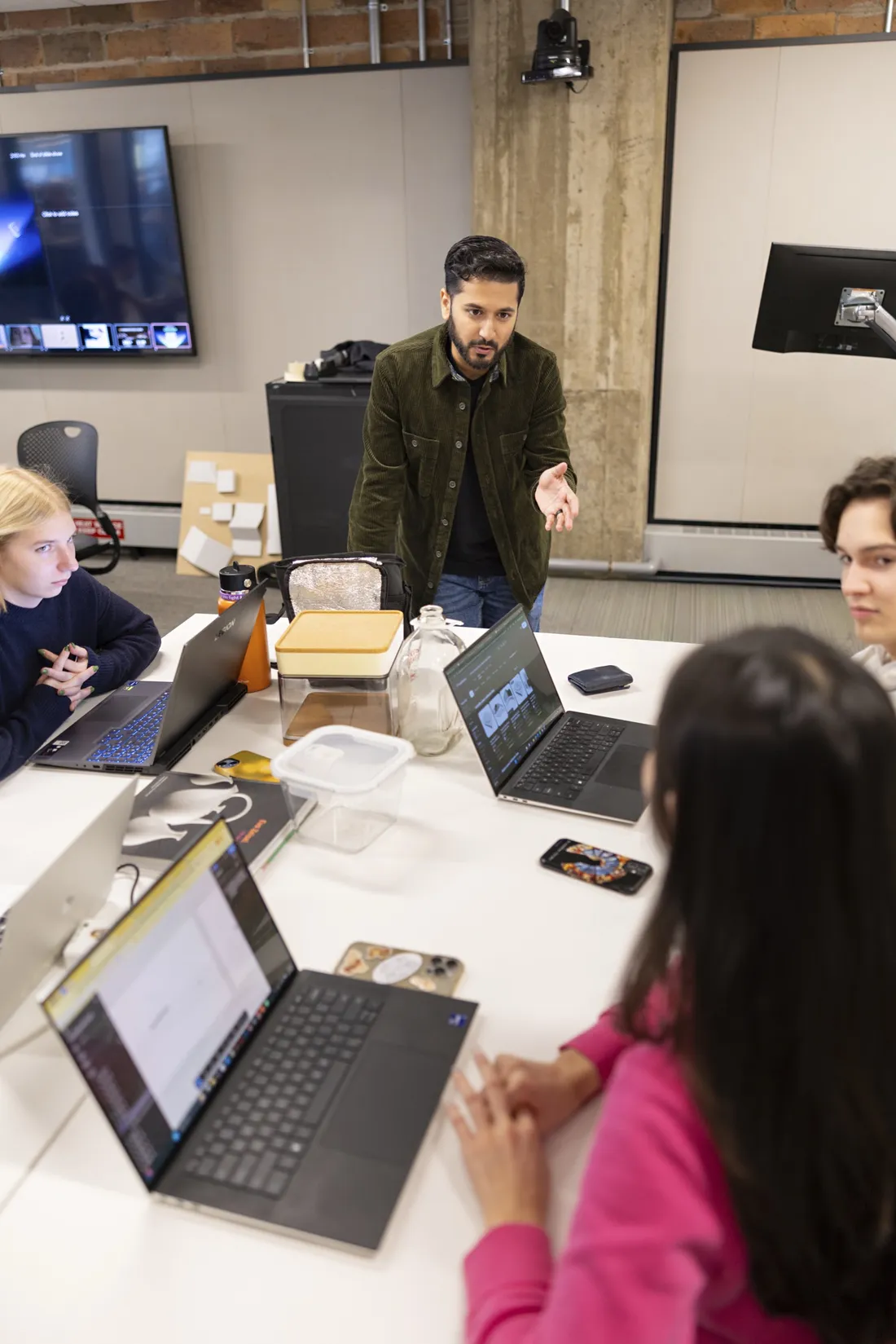 Rah Mahtani interacting with students in Syracuse University's Sustainable Product Systems class.