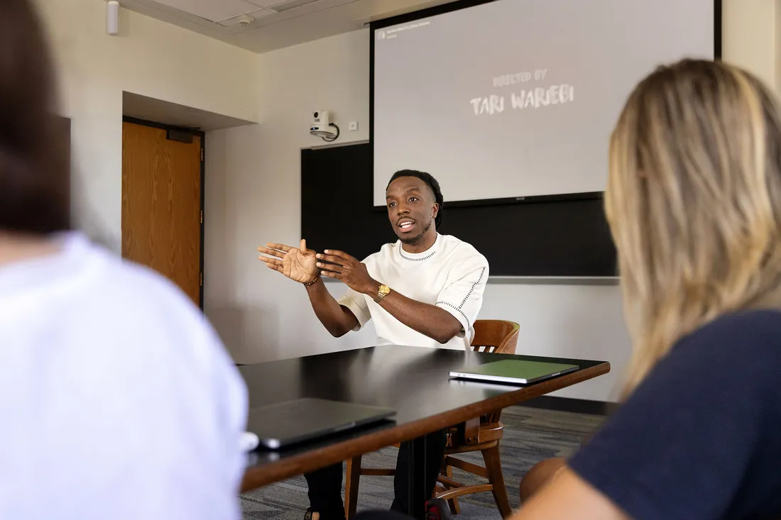 Tari Wariebi talking in a class.