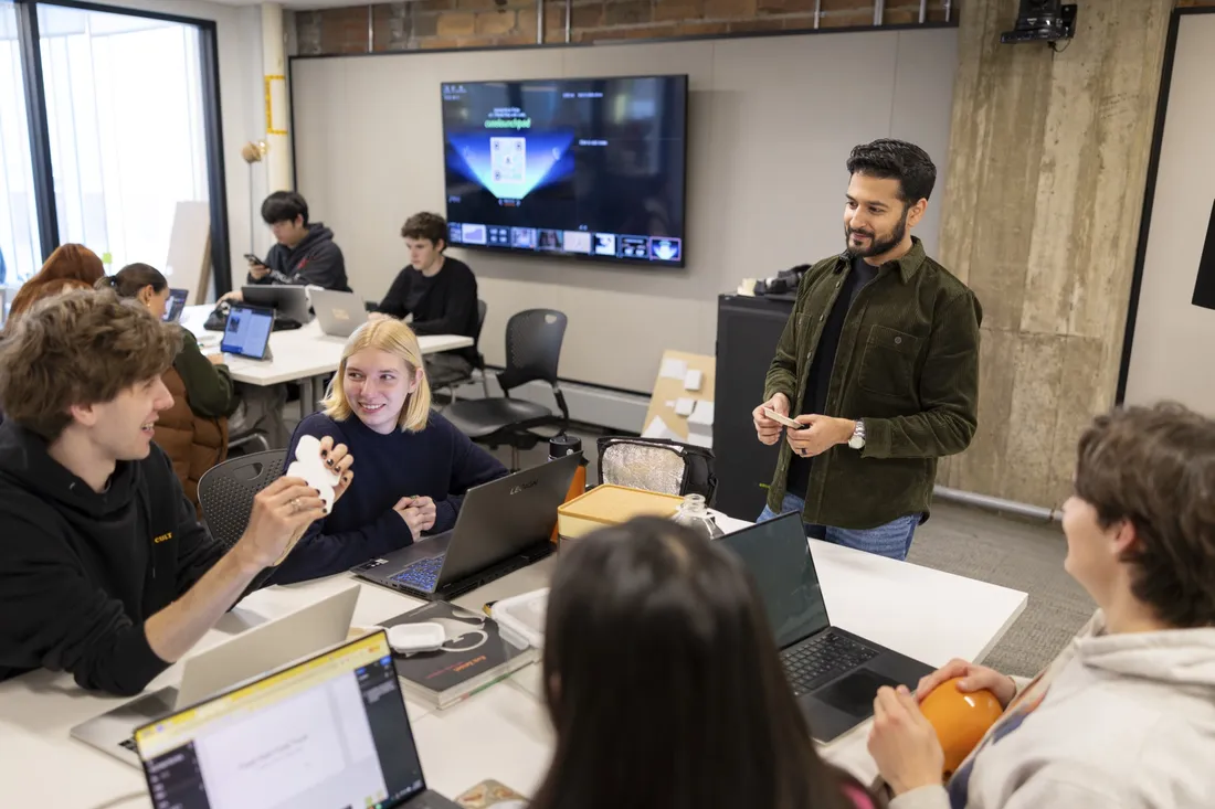 Rah Mahtani, Syracuse University alumna and head of U.S. commercial strategy for Alibab.com speaking with a group of students about his entrepreneur journey.