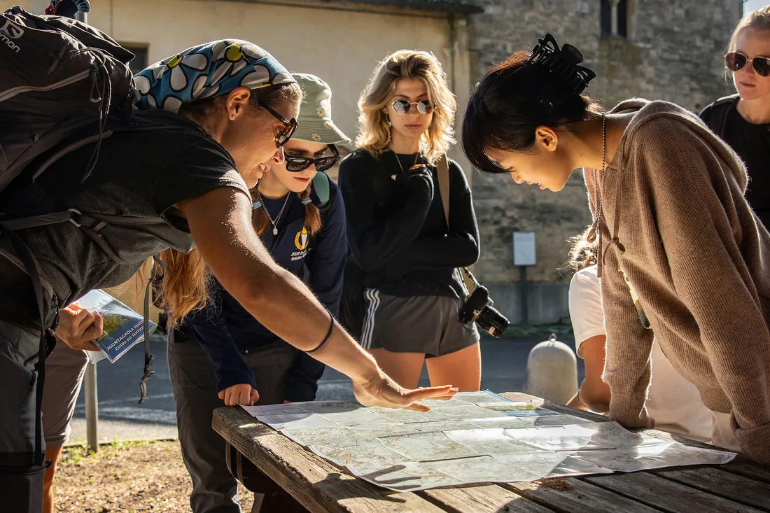 Students studying through Syracuse University's abroad program partake in Monteriggioni hike.