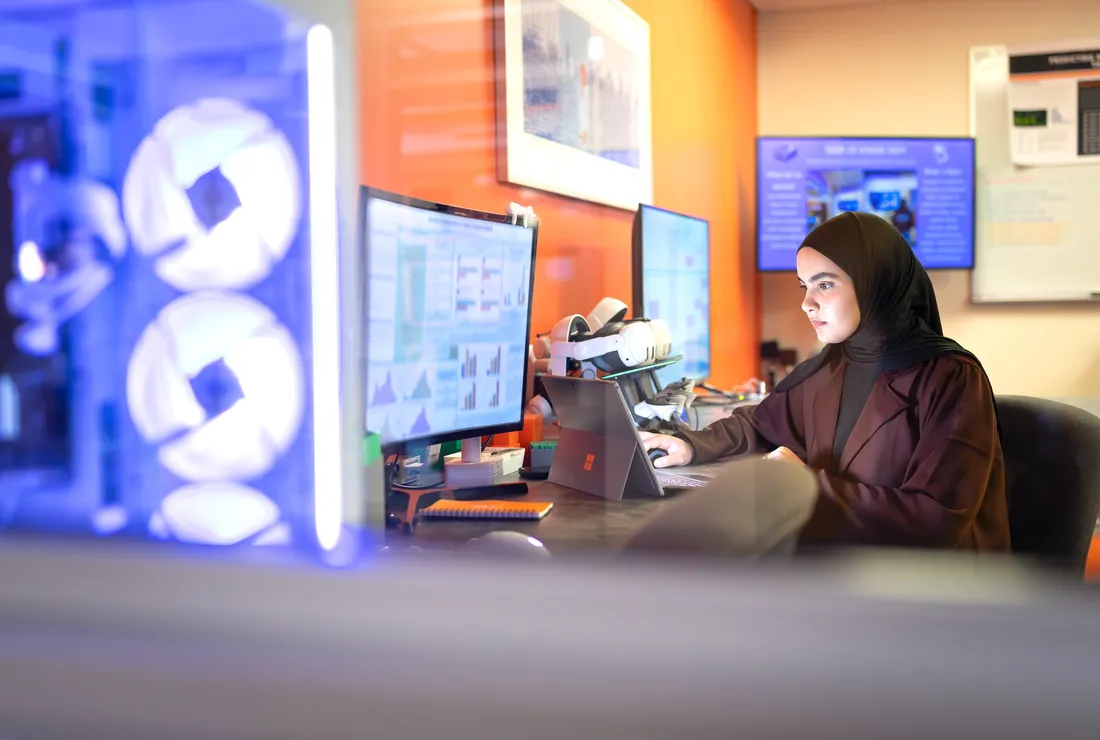 Bushra Khazaleh '26 working on a computer in the Nexis student technology lab.