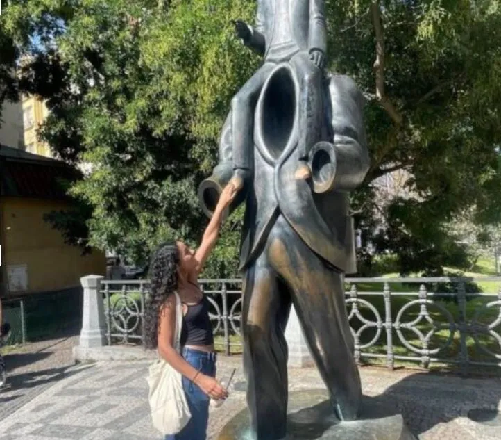 Keaira Tardif touching a statue in Prauge.