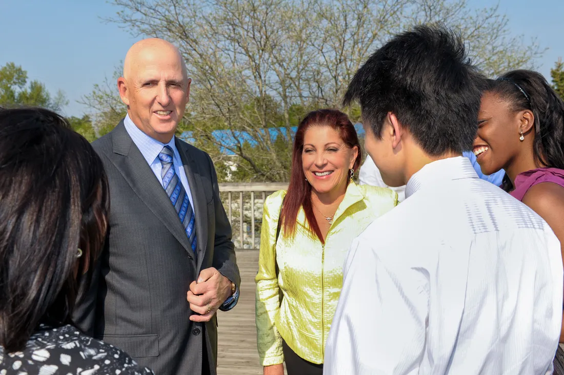 Students talking to Falk.