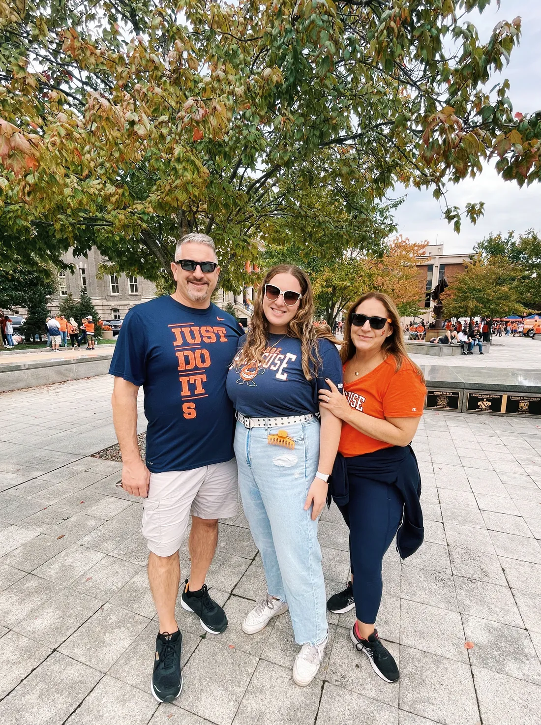 Isabella SImon posing for a photo with her parents, also SU alumni.