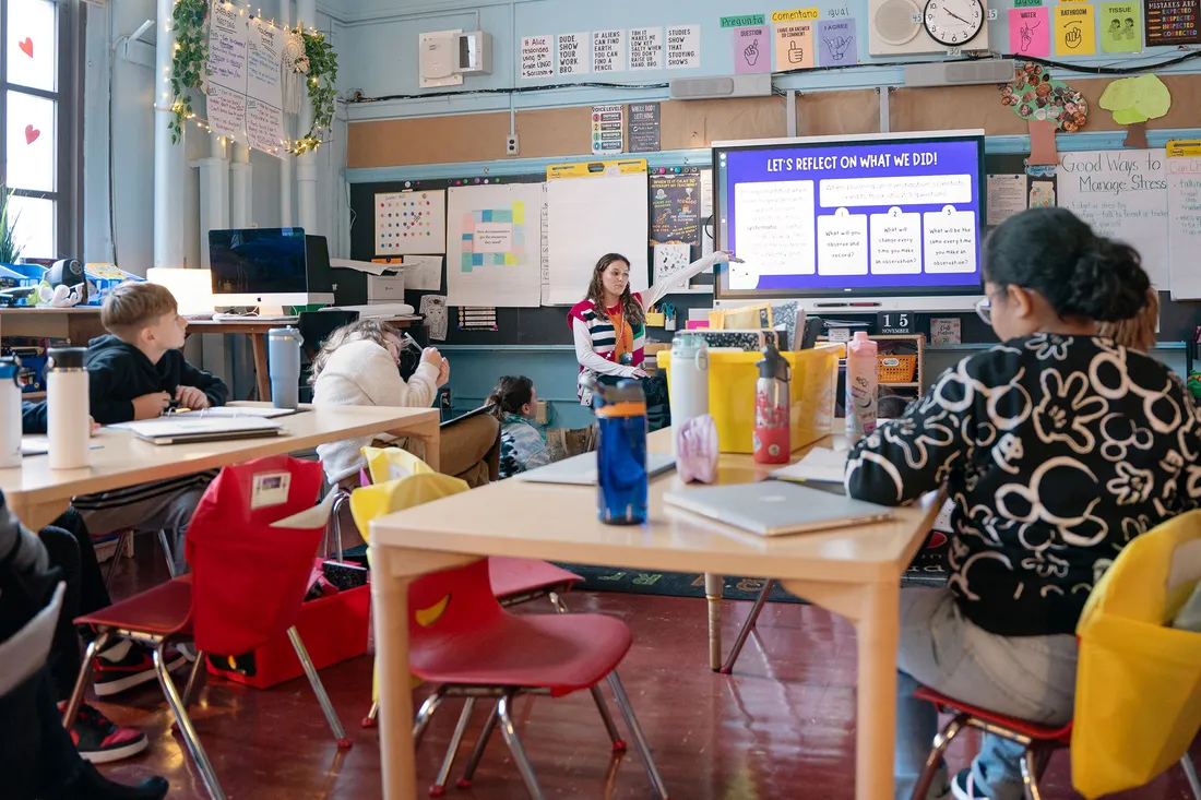 Teacher talking to classroom of students.