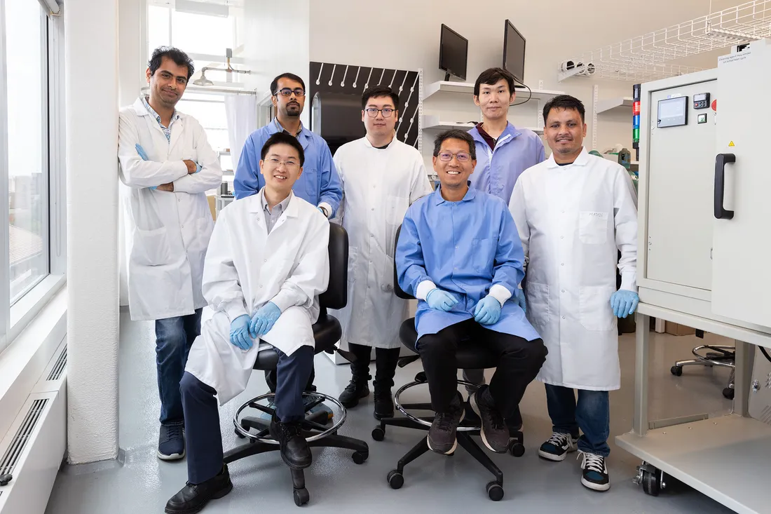 Quinn Qiao's lab posing for a group photo.