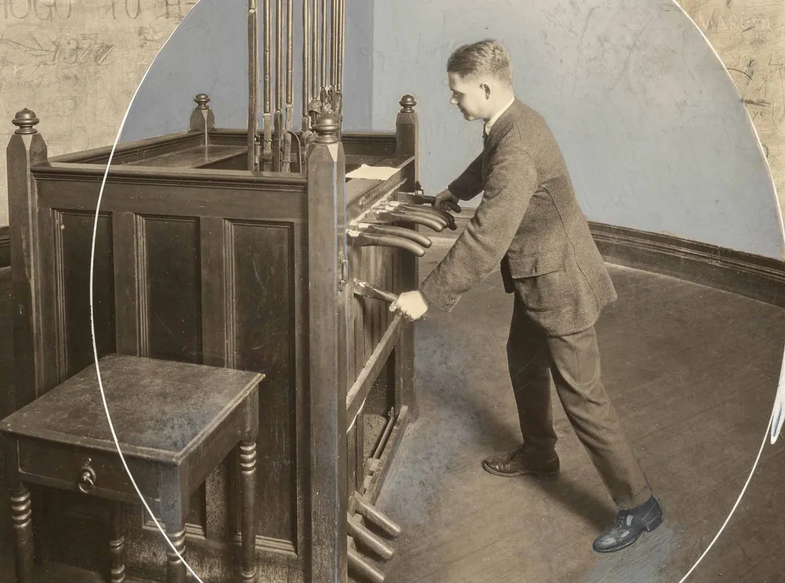 Archived picture of the chimes.