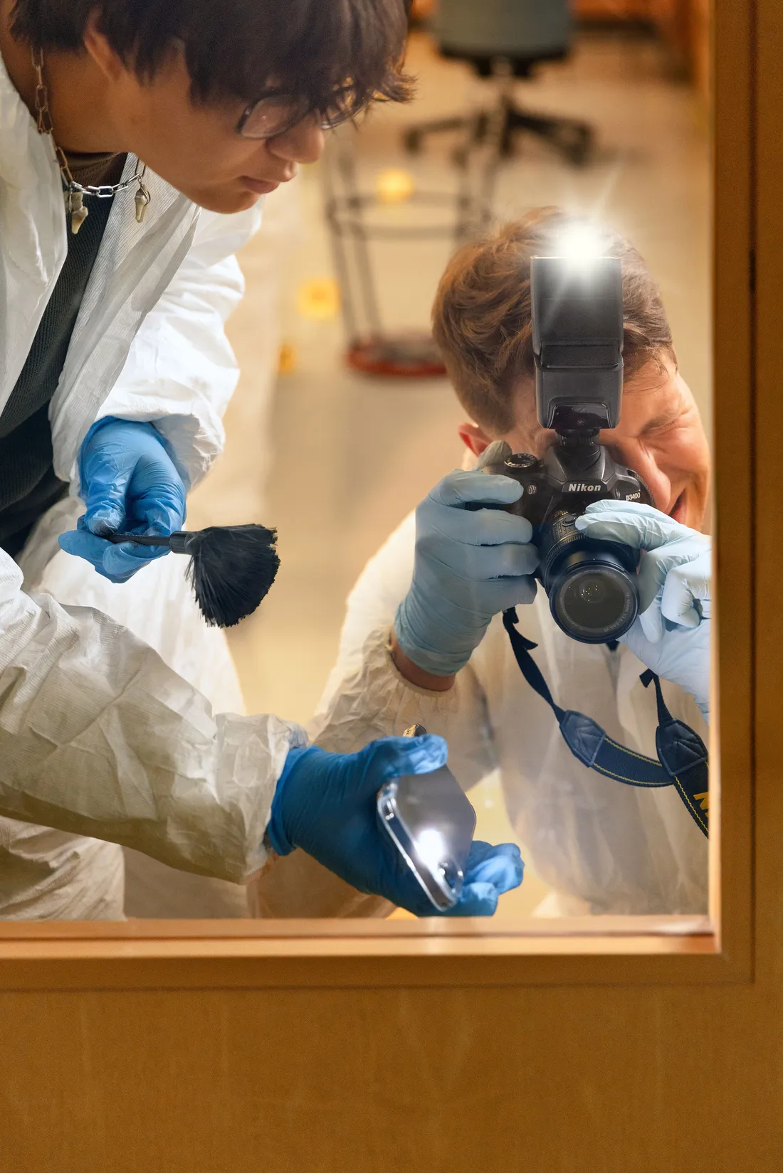 Raphael Grollmus taking a photo in a forensics class.