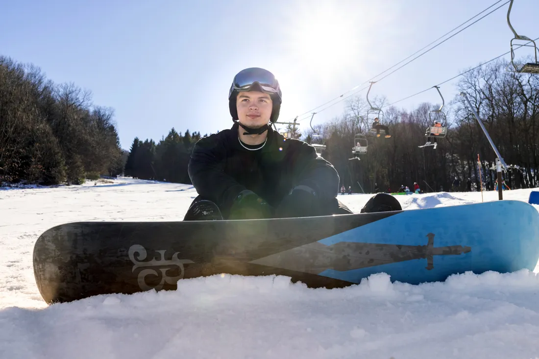 A student snowboarding at Song Mountain.