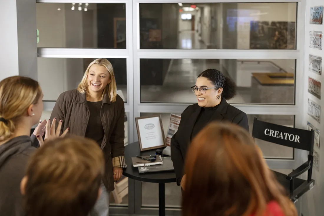 Carmella Boykin '21 speaking with a group of students at the Center for the Creator Economy event.