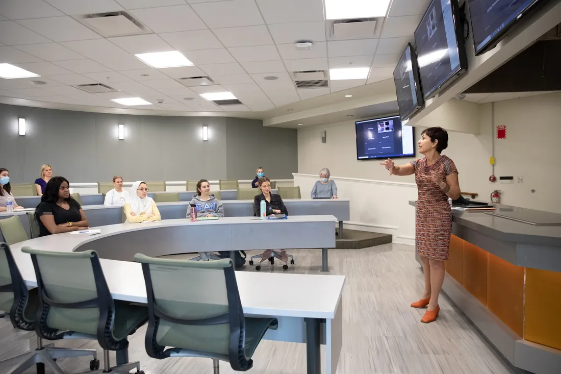 Leslie Bonci gives a guest lecture to nutrition class.